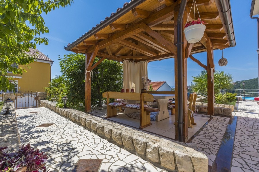 Area relax coperta accanto all'area piscina della casa plurifamiliare in Croazia