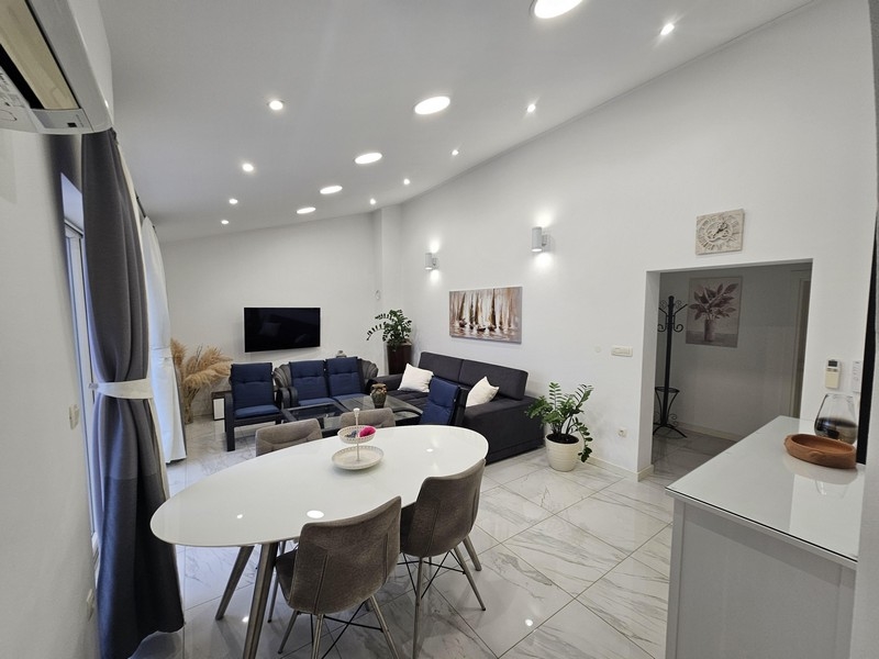 Soggiorno moderno con arredamento minimalista in un appartamento in Croazia