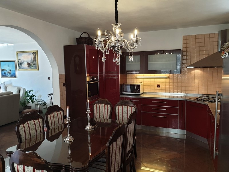 Elegante sala da pranzo con cucina marrone rossiccio in una casa plurifamiliare in Croazia