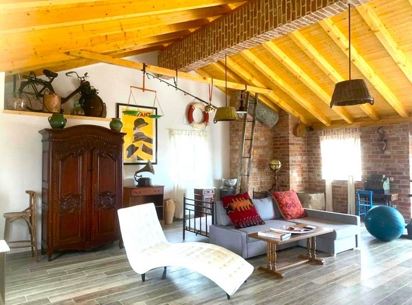 Fascino rustico e comfort moderno nel soggiorno