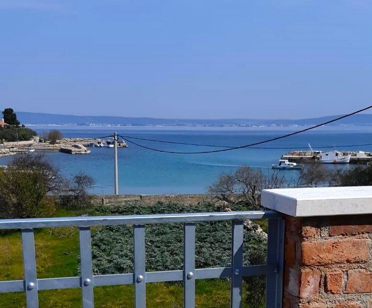 Vista mare dalla terrazza superiore di una casa in pietra in Croazia, ideale per acquirenti di immobili.