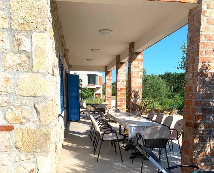 Area esterna di una casa in pietra in vendita in Croazia, perfetta per ritrovi.