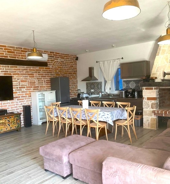Interni accoglienti e moderni di una casa in pietra dalmata in vendita in Croazia.