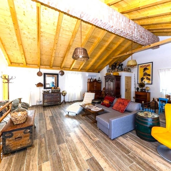 Elegante soggiorno con soffitto alto in una villa in pietra in vendita sulla costa croata.