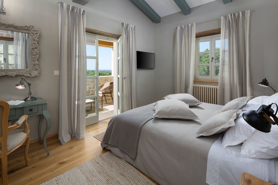 Camera da letto con scrivania e specchio nella villa a Kanfanar