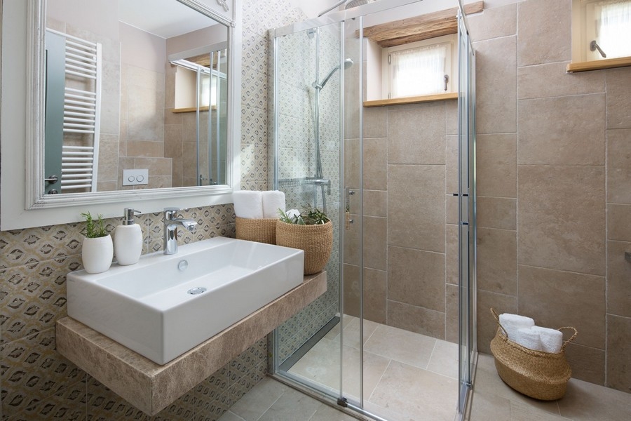 Bagno con vasca bianca e doccia nella villa