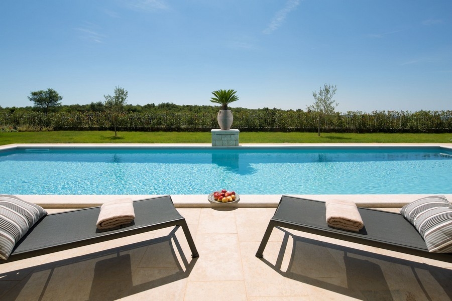 Area relax in piscina di una lussuosa villa in Croazia, circondata da natura e tranquillità