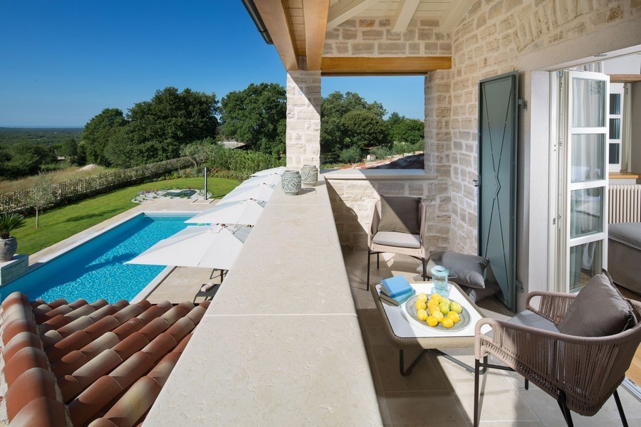 Vista dal balcone su un'invitante area piscina, parte di una splendida villa in vendita in Croazia