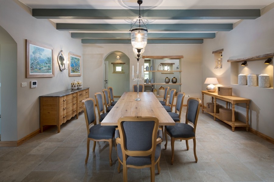 Ampia zona pranzo con lungo tavolo in legno in una villa croata, perfetta per serate in compagnia