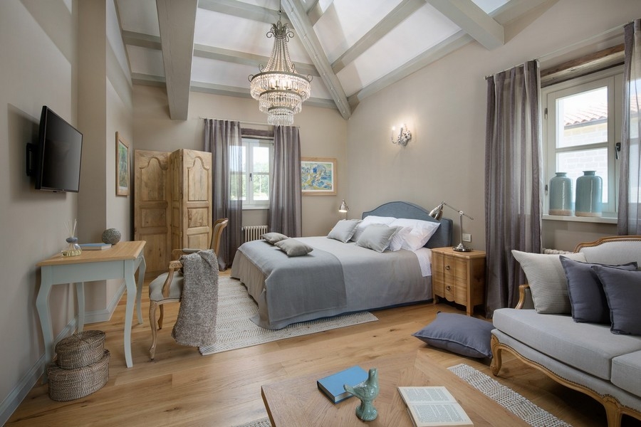 Camera da letto con travi in legno al soffitto in una villa in Istria