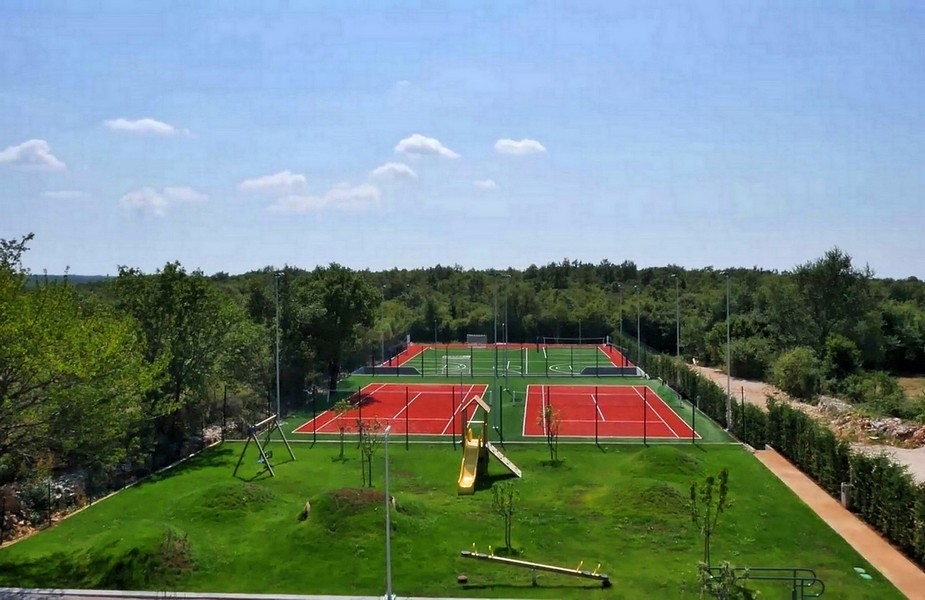 Ampio campo sportivo: calcio, basket e molto altro, incl. parco giochi