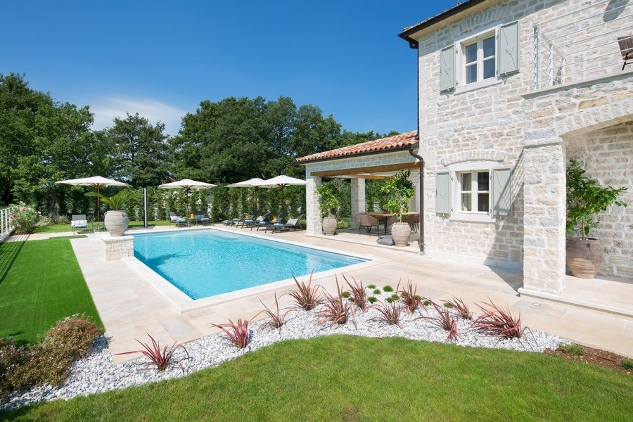 Elegante proprietà in Croazia con piscina, prato curato e arbusti decorativi