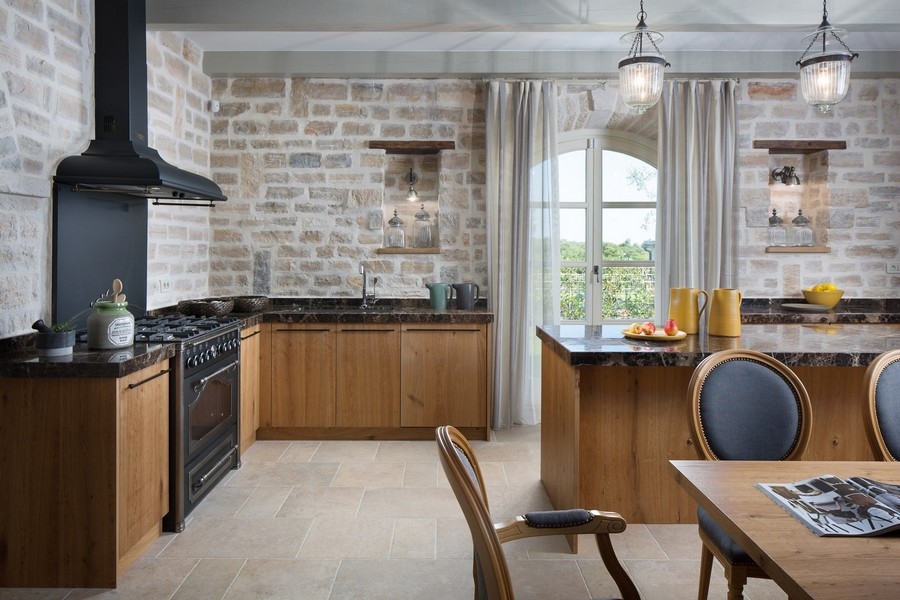 Cucina tradizionale croata con mobili in legno ed elettrodomestici moderni