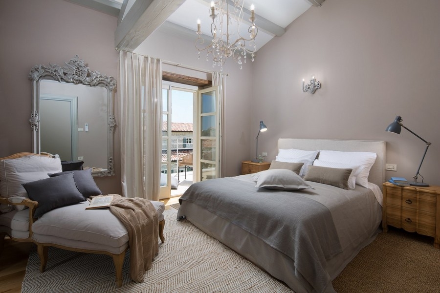 Camera da letto arredata con gusto con letto grande e specchio in una villa in Croazia.