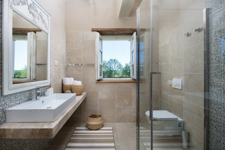 Bagno moderno con doccia walk-in e piastrelle nella villa in Istria