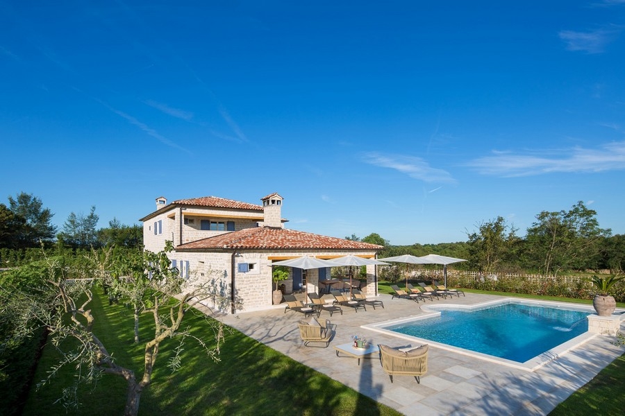 Villa con grande piscina e zona pranzo coperta a Kanfanar