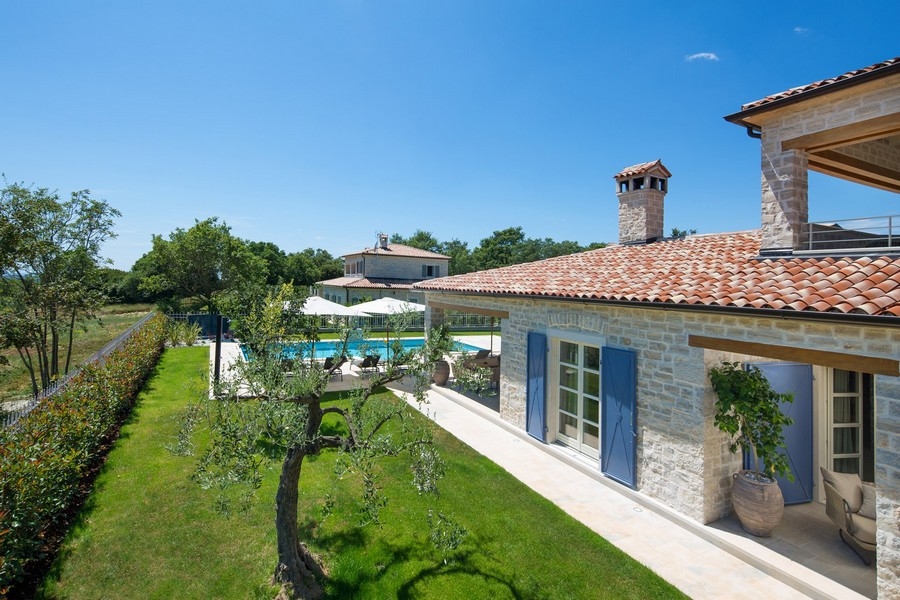 Ripresa aerea di villa in pietra con piscina a Kanfanar, Istria