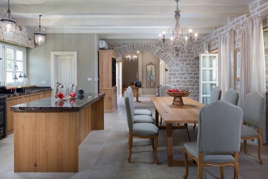 Cucina con isola cottura e zona giorno aperta nella villa a Kanfanar