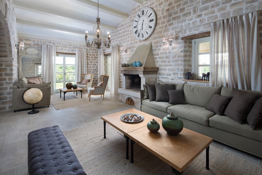 Soggiorno con camino ed elegante arredamento nella villa in Istria
