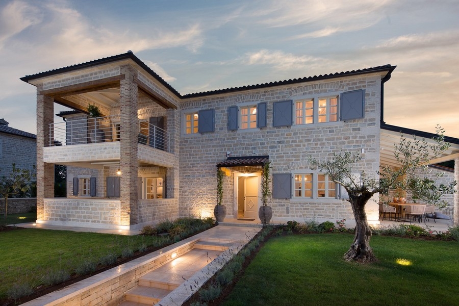 Villa di lusso con facciata illuminata al crepuscolo a Kanfanar