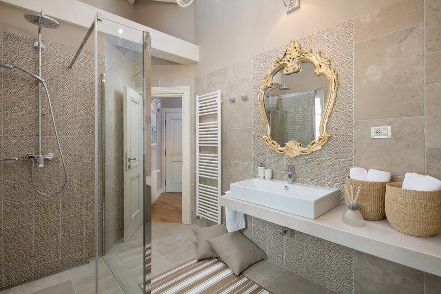 Elegante bagno con doccia walk-in, piastrelle a mosaico e panca - immobili Croazia