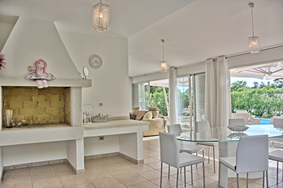 Zona giorno e pranzo aperta con camino in una villa sul mare in Istria.