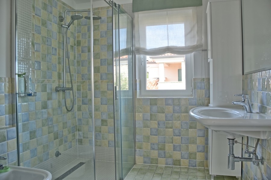 Bagno moderno con doccia in una casa in vendita in Istria.