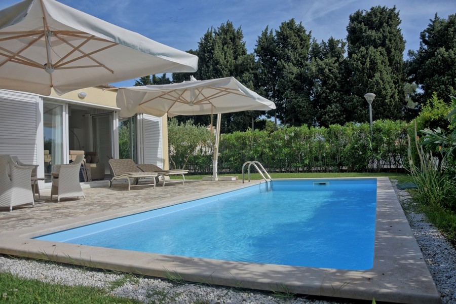 Elegante villa in vendita in Istria con piscina e ombrelloni