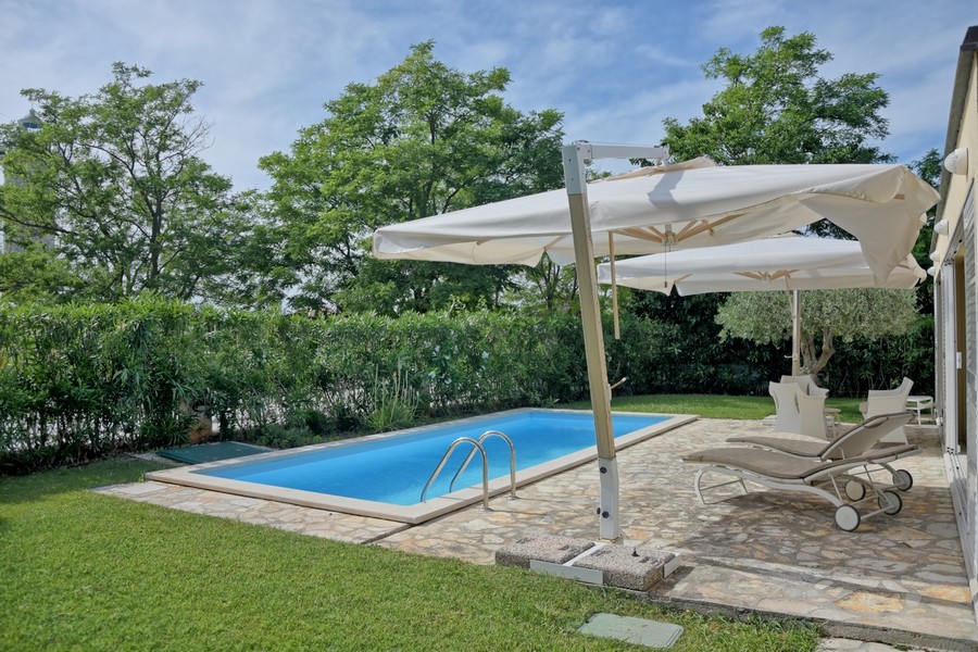 Casa in vendita in Istria, con piscina privata e vista sul verde rigoglioso.