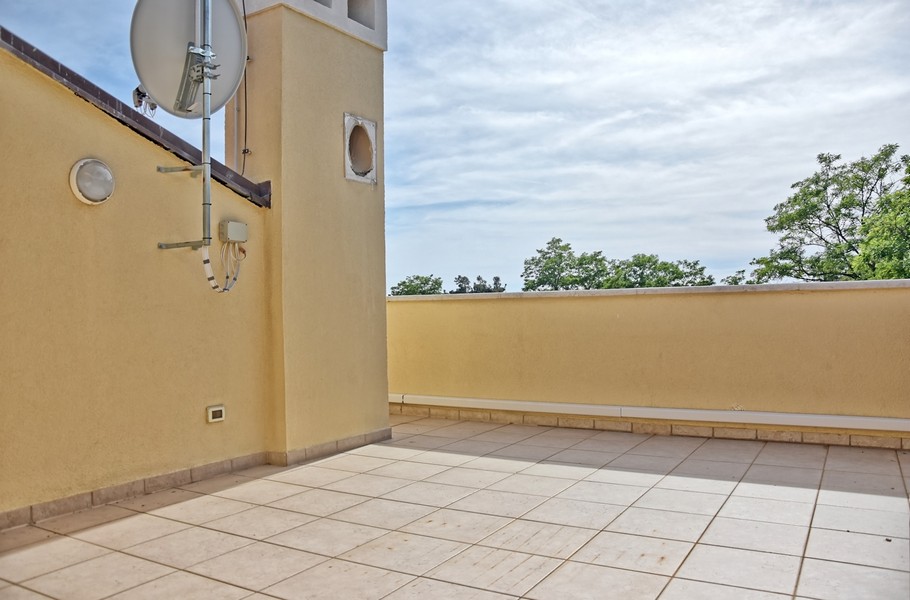 Terrazza al piano superiore della casa in Istria con vista mare, in vendita.