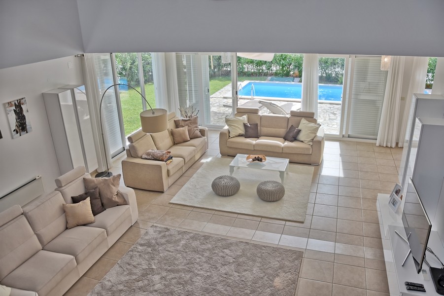 Interni moderni di una casa in vendita con piscina in Istria.