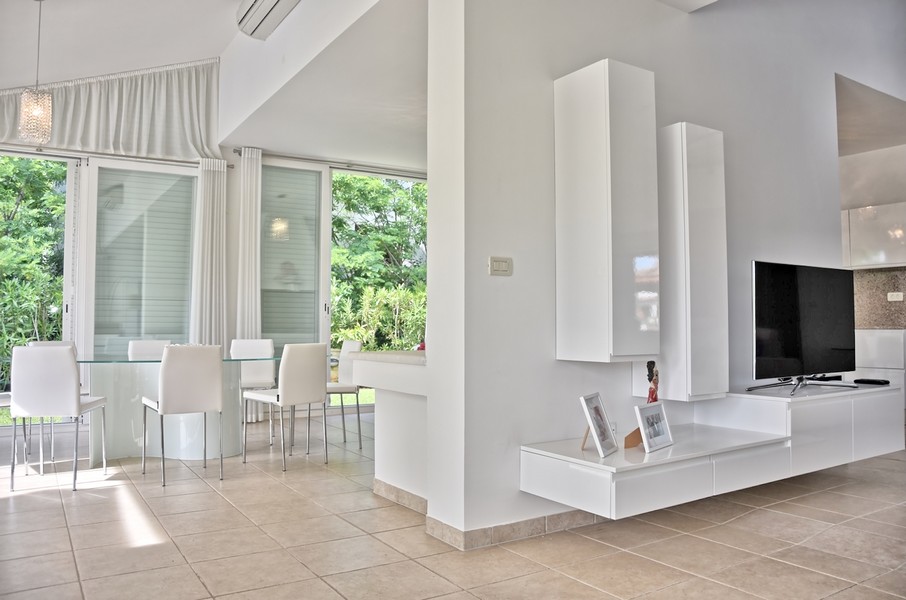 Elegante zona pranzo nella casa in Istria, in posizione perfetta sul mare.