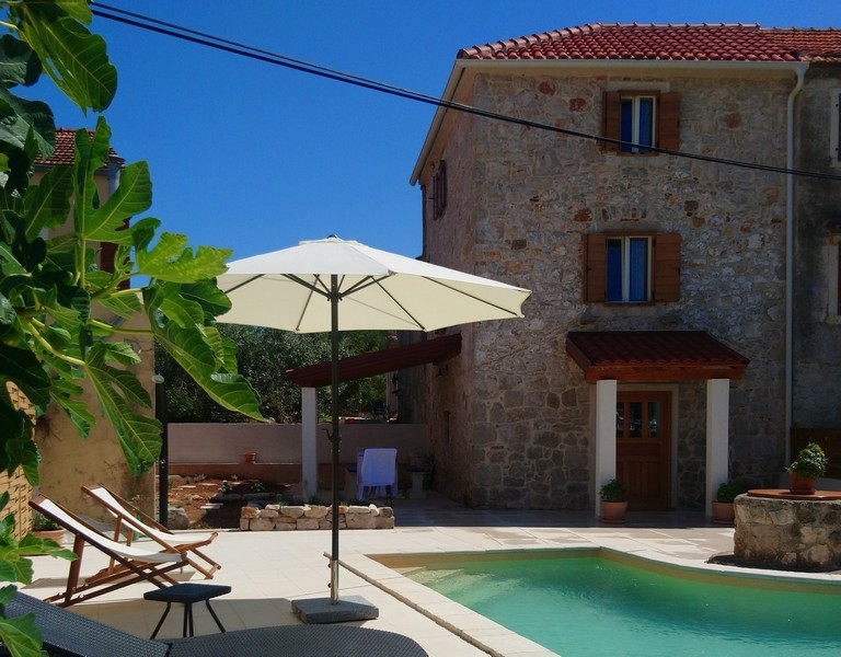 Area esterna curata con piscina presso un immobile in Croazia