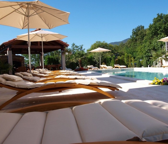 Lussuosa area piscina con sdraio presso un immobile in Croazia