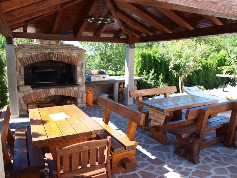 Zona pranzo esterna coperta di un immobile in Croazia