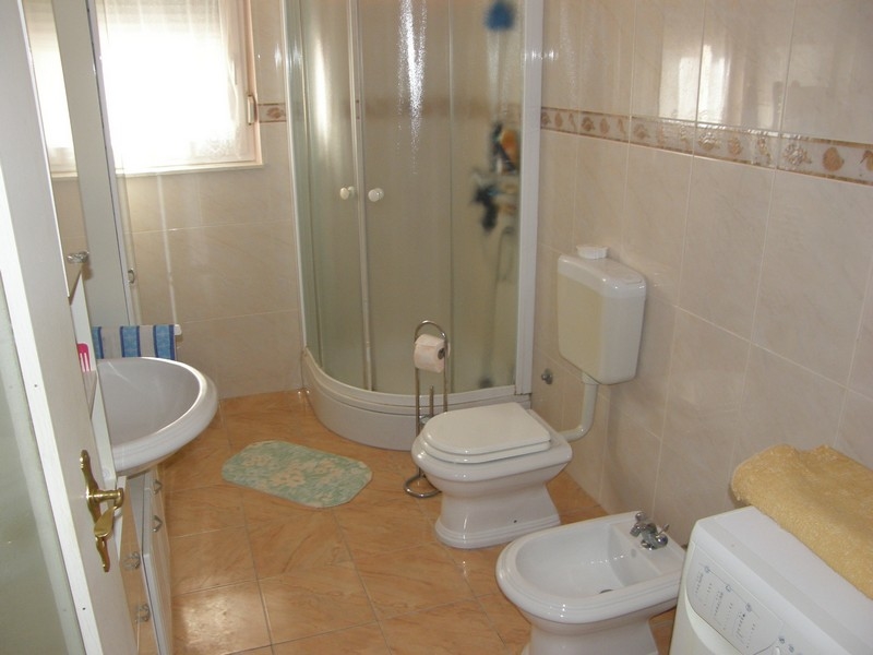 Bagno della villa in Croazia con box doccia e rubinetteria tradizionale