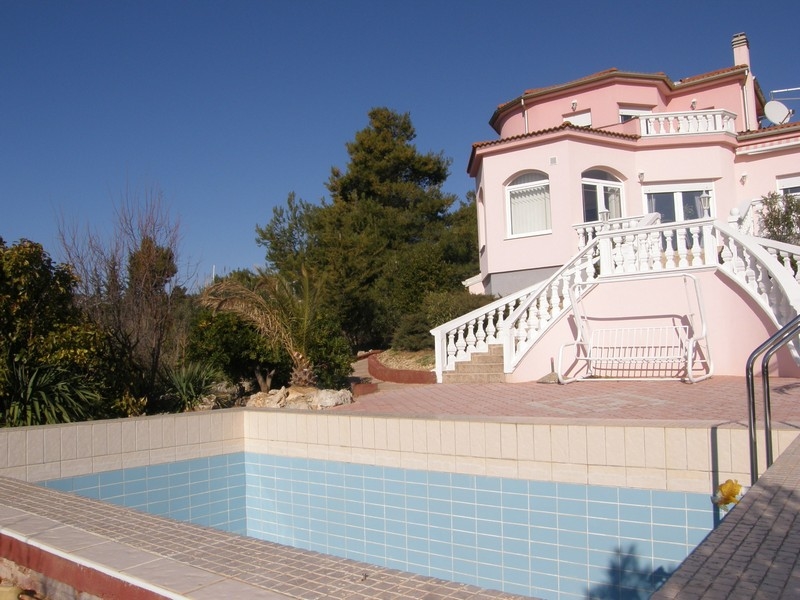 Villa rosa in Croazia con piscina e vista sulla natura circostante