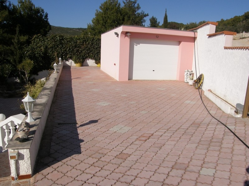 Garage dell'immobile dipinto di rosa H2901, offerto in vendita da Panorama Scouting in Croazia.