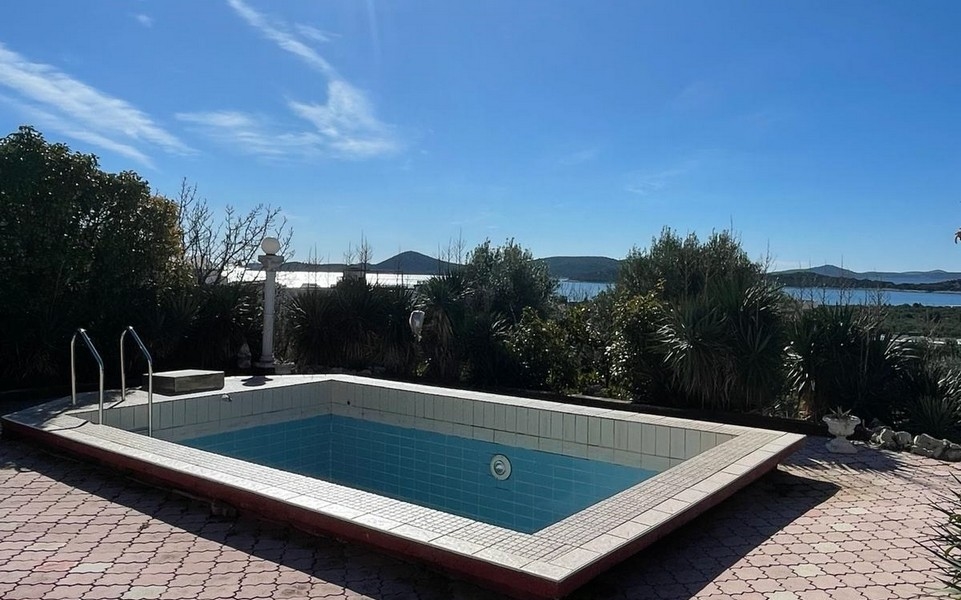 Piscina della villa in Croazia con vista sul paesaggio circostante