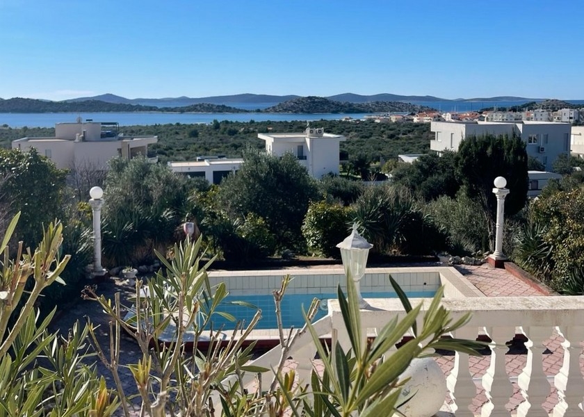 Vista sulla piscina e sul paesaggio costiero croato sullo sfondo