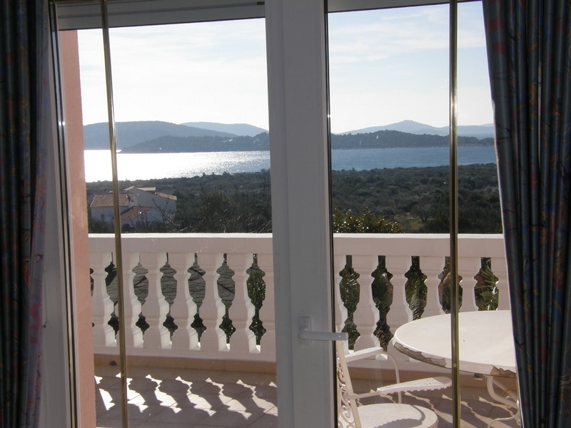 Vista mare dalla terrazza della villa croata attraverso ringhiere bianche