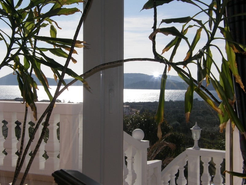 Vista mare attraverso le porte-finestre aperte di un appartamento nella villa croata