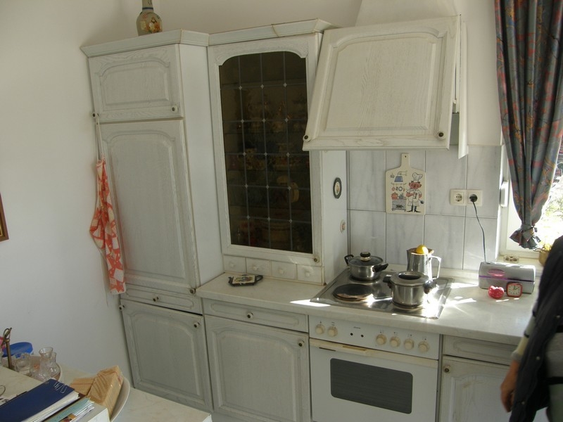 Cucina tradizionale bianca con accenti in legno nella villa in Croazia