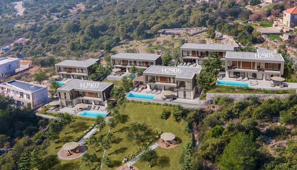 Ripresa aerea di più ville moderne con piscine in vendita in Croazia.