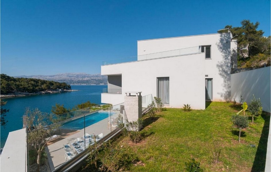 Vista posteriore di una villa di lusso con giardino e vista mare sull'isola di Brac, Croazia