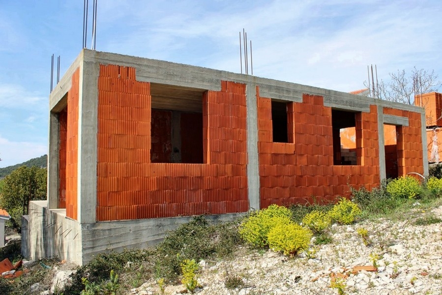 Stato al grezzo della villa a Jezera