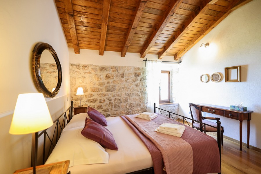 Accogliente camera da letto in una casa in pietra in vendita in Croazia