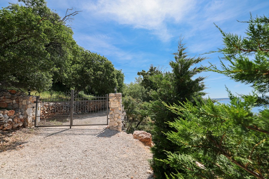 Cancello d'ingresso di una casa in pietra croata in vendita.