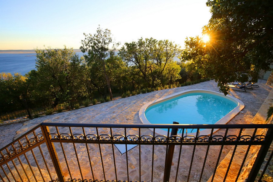 Piscina di una casa in pietra croata