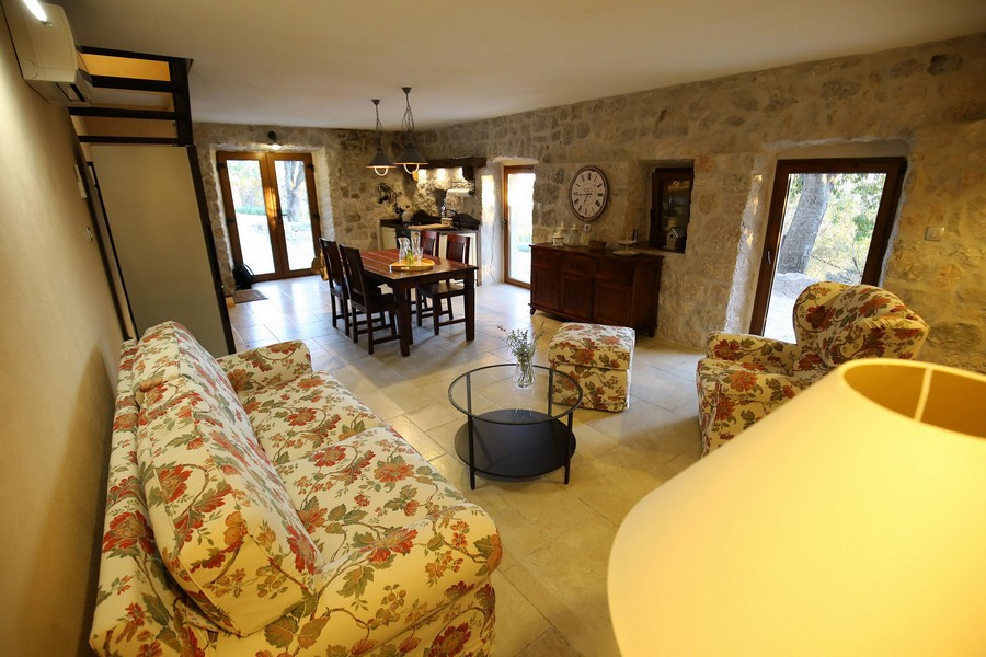 Interno di una casa in pietra in vendita